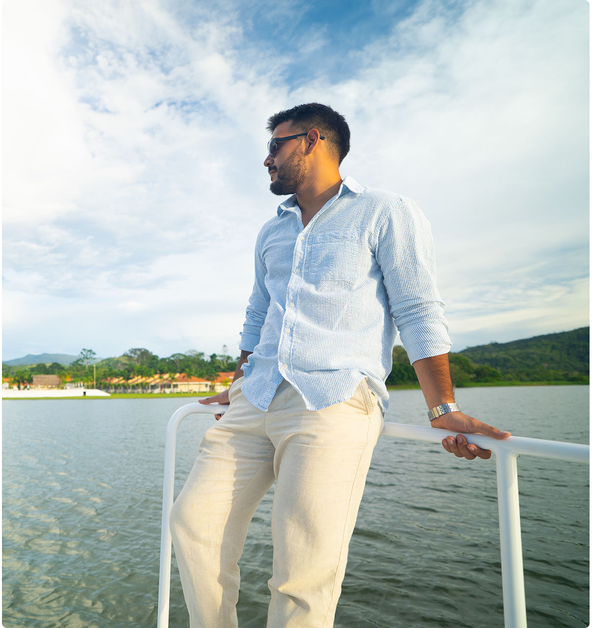 Hombre disfrutando la vista al lago en Tarapoto