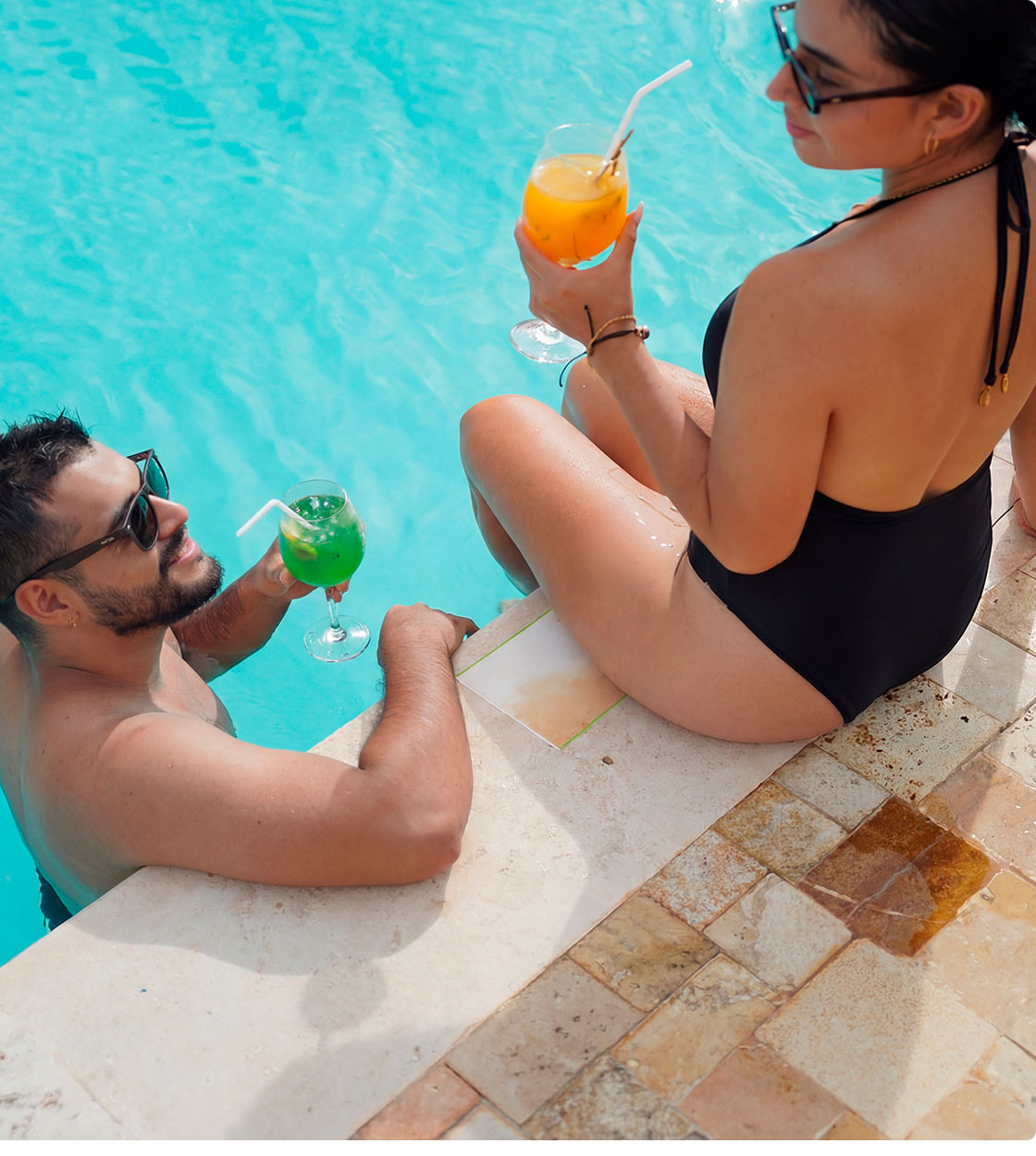 Pareja disfrutando en la piscina del resort